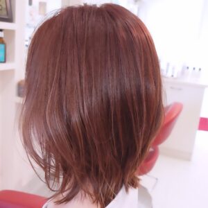 ピンクベージュのミディアムヘア
