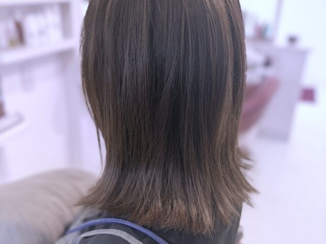 オリーブベージュカラーのヘアスタイル