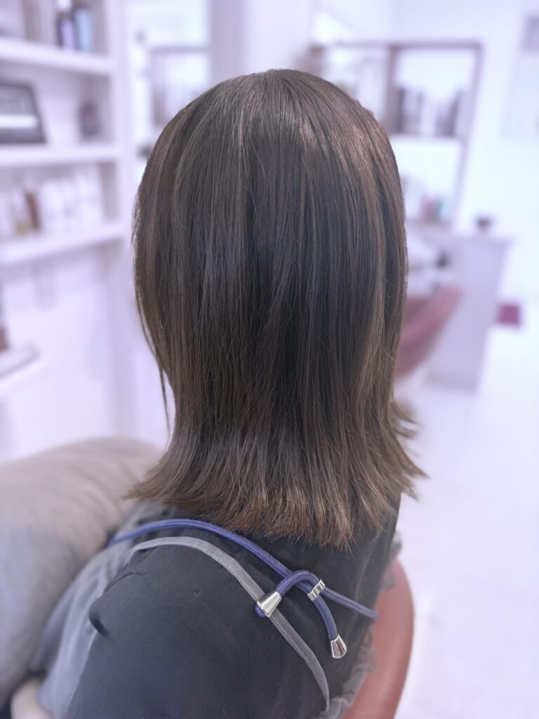 オリーブベージュカラーのヘアスタイル