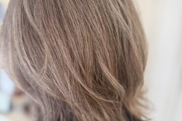 オリーブベージュカラーでつくる透明感。外はねボブで軽やかに👒