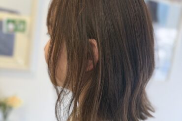 黒髪×グリーンのインナーカラーで◎大人も楽しめるウルフヘア