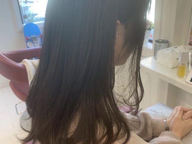 顔まわりと毛先にレイヤーを入れた暗髪のミディアムロングスタイル