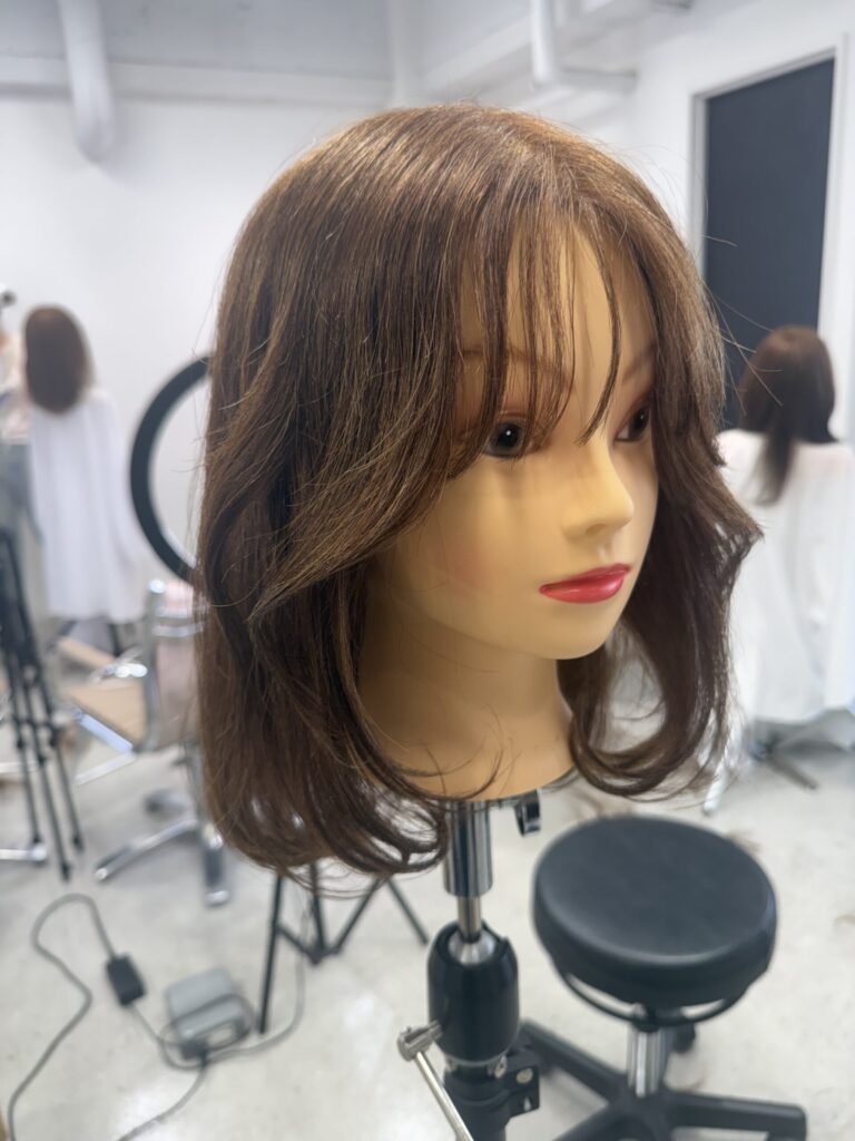 顔まわりに動きをつけたミディアムレイヤースタイル