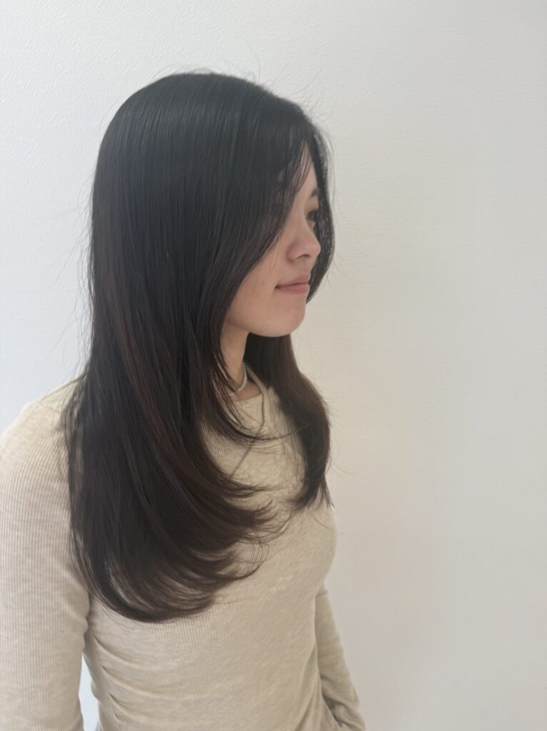 長さを残しながら軽やかに仕上げたロングのハッシュカット