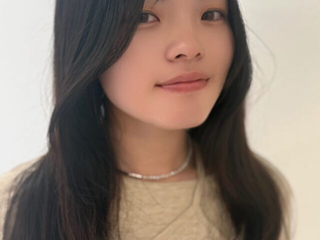 顔まわりにレイヤーを入れたツヤのあるロングハッシュカット