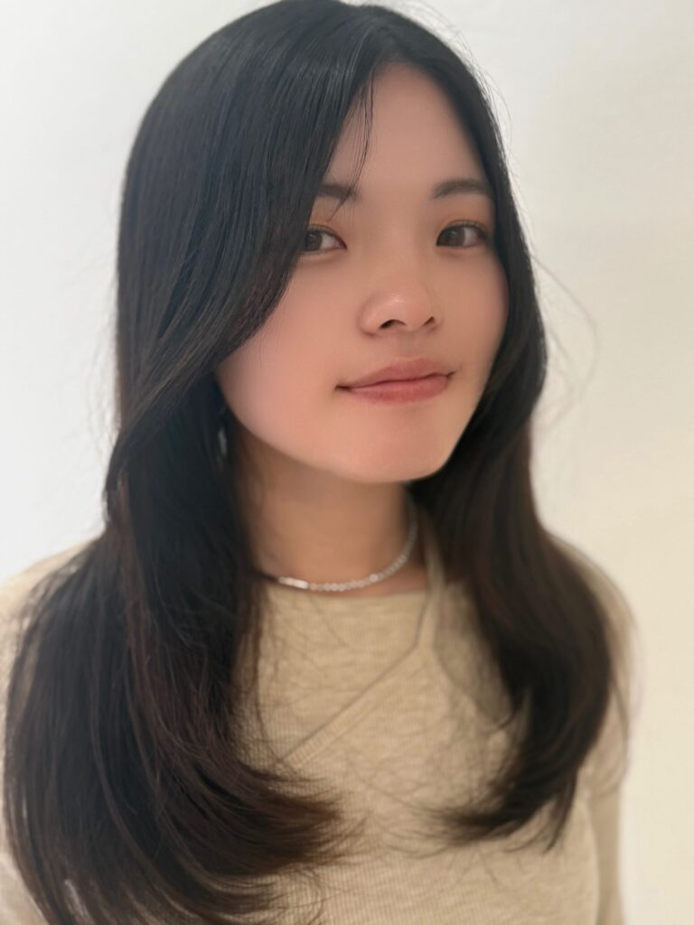 顔まわりにレイヤーを入れたツヤのあるロングハッシュカット