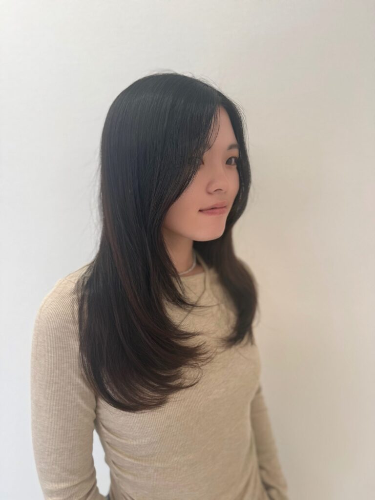 毛先の重なりと動きが特徴の韓国風ロングレイヤー