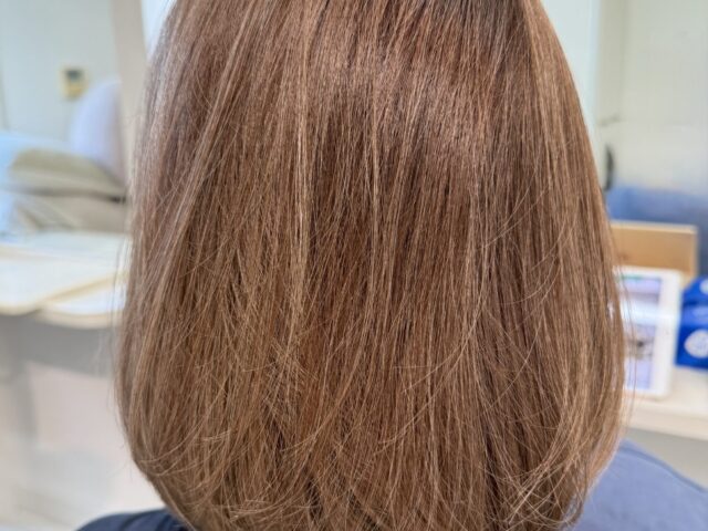 透明感のある明るいアッシュベージュで白髪を自然になじませた丸みボブ