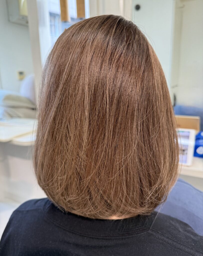 透明感のある明るいアッシュベージュで白髪を自然になじませた丸みボブ