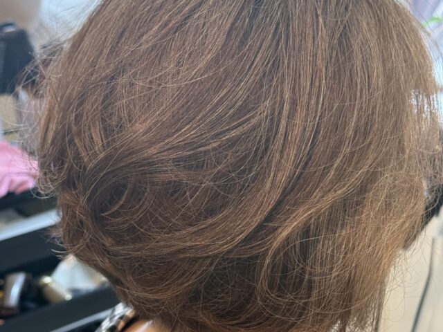 後頭部にパーマで柔らかな毛流れをつけた大人のグラボブ