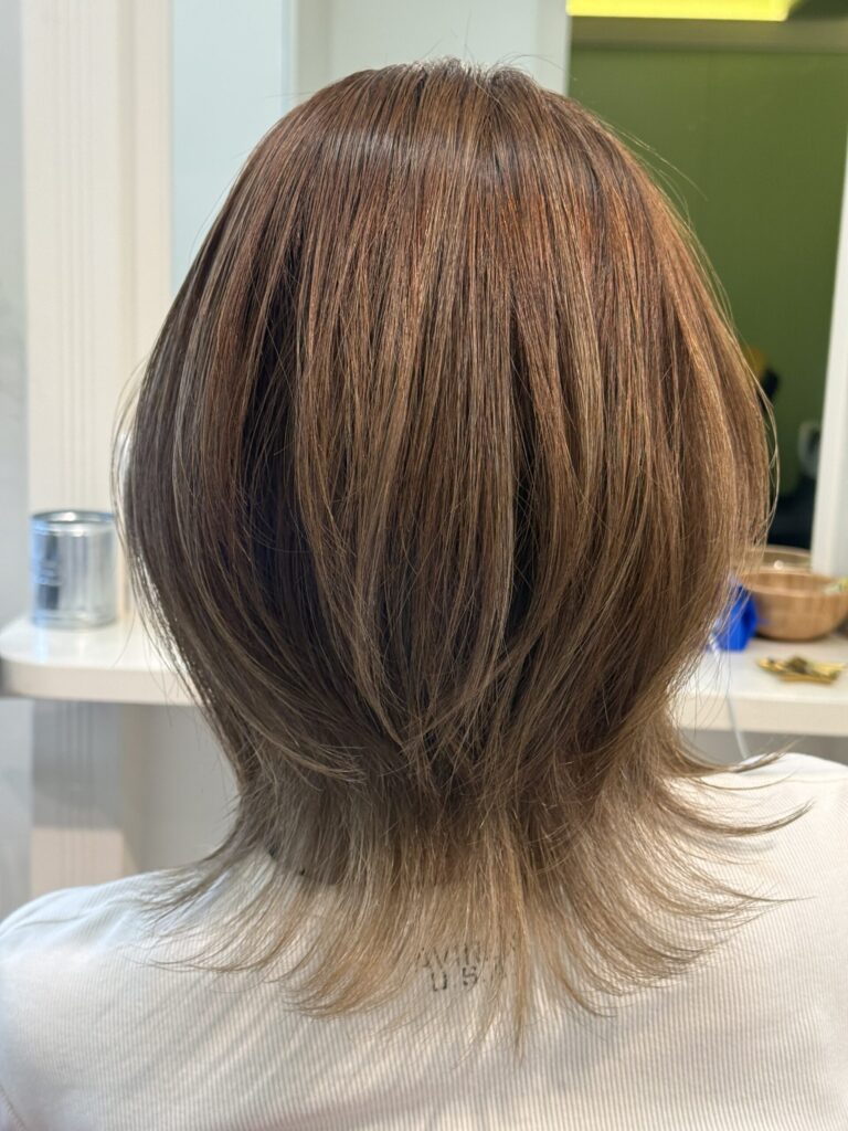 立体感のあるハイライトカラーと軽やかな襟足のくびれヘア