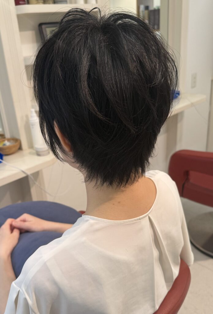 毛量が多く硬い髪を軽く柔らかく仕上げたレイヤーショートの後ろ姿