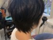 丸みのある後頭部と軽い襟足が特徴の多毛・硬毛向けショートヘア