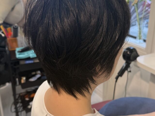 丸みのある後頭部と軽い襟足が特徴の多毛・硬毛向けショートヘア