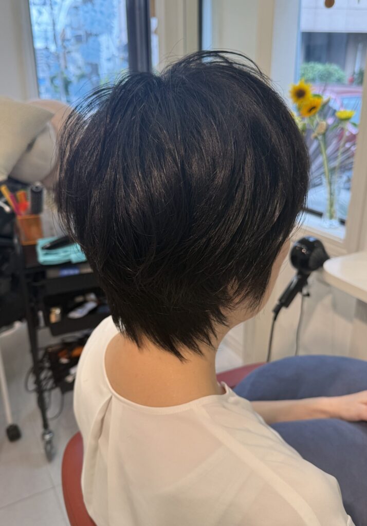 丸みのある後頭部と軽い襟足が特徴の多毛・硬毛向けショートヘア