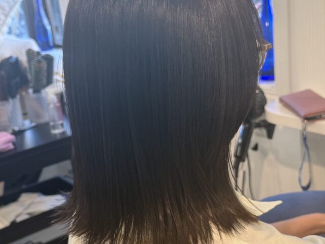 まとまりと軽さを両立した暗髪の外ハネスタイル