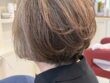 明るいベージュの白髪ぼかしとパーマブローでふんわり仕上げた70代・80代向けボブ