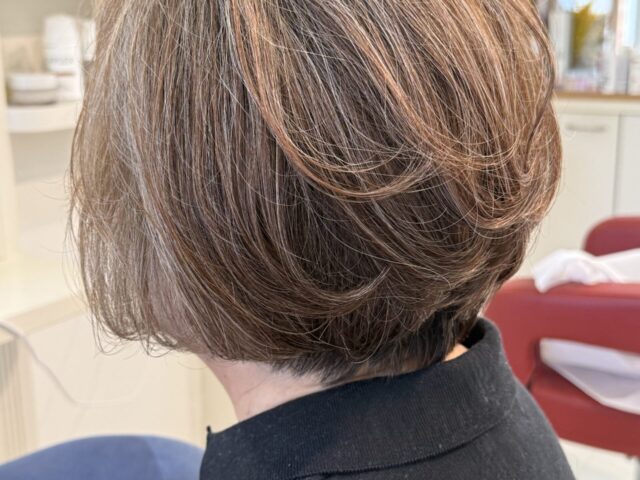 明るいベージュの白髪ぼかしとパーマブローでふんわり仕上げた70代・80代向けボブ