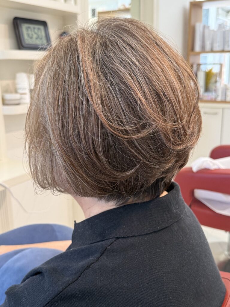 明るいベージュの白髪ぼかしとパーマブローでふんわり仕上げた70代・80代向けボブ