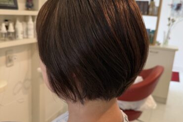 【70代・80代のショートヘア】トップふんわり、明るい白髪ぼかしで若々しい印象に🌻