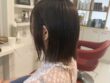 顔まわりの長さを残したツヤ感のある大人の前下がりボブ