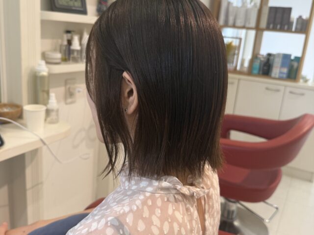 顔まわりの長さを残したツヤ感のある大人の前下がりボブ