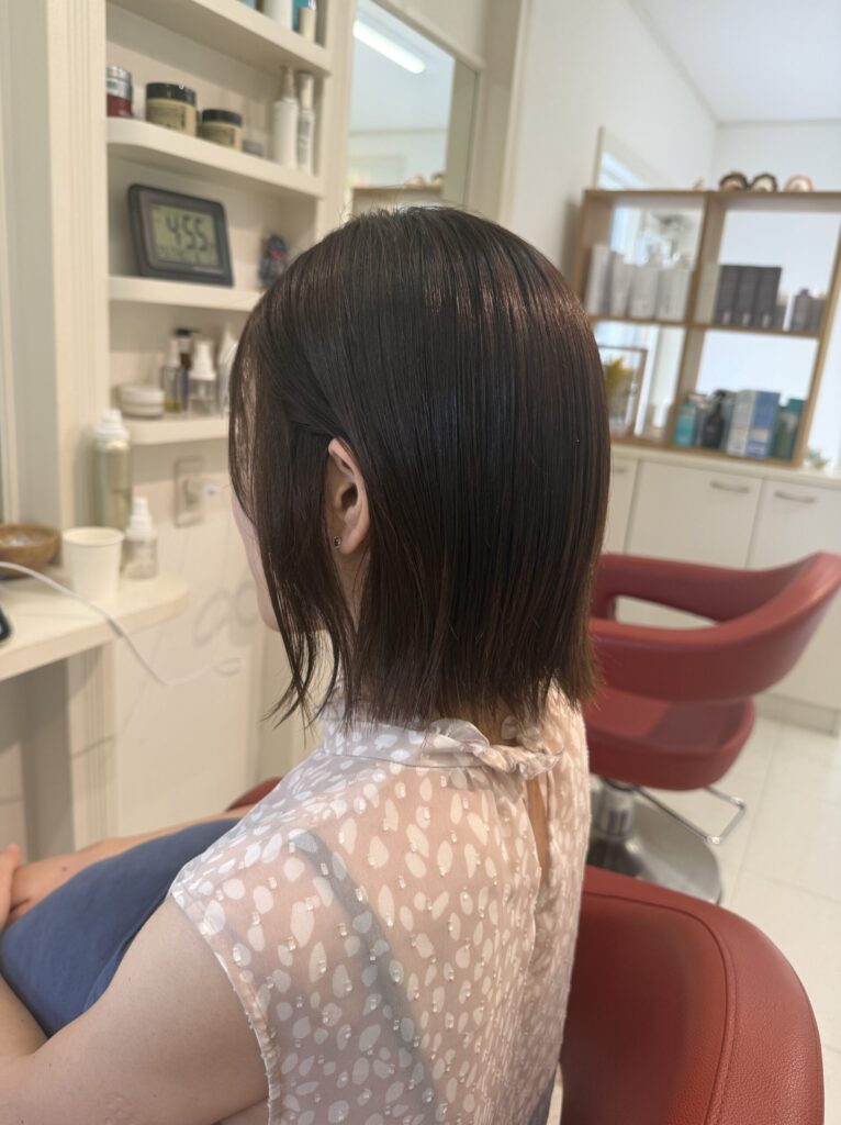 顔まわりの長さを残したツヤ感のある大人の前下がりボブ