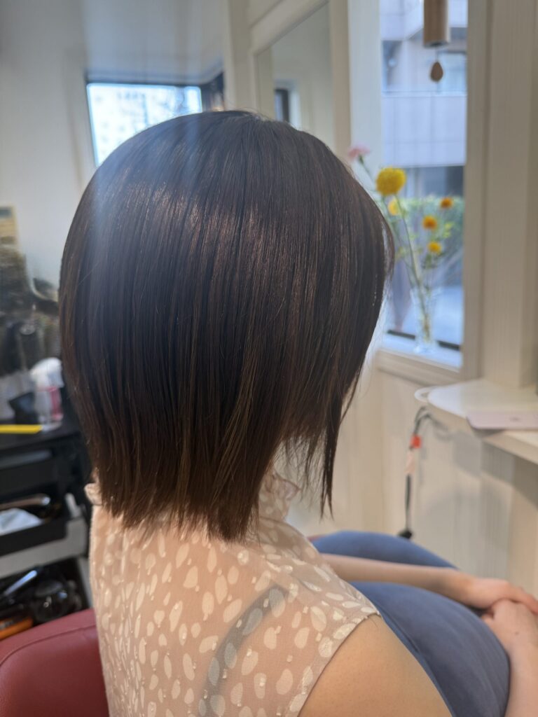 首元をすっきり整えた落ち着いたブラウンのショートボブ