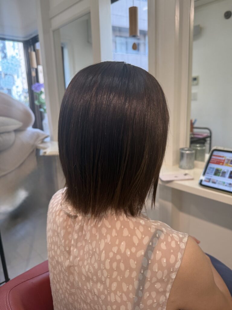 後ろ姿がコンパクトで美しい大人の前下がりボブ
