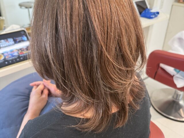 明るい白髪ぼかしカラーと柔らかな毛先の動きが特徴のミディアムレイヤー