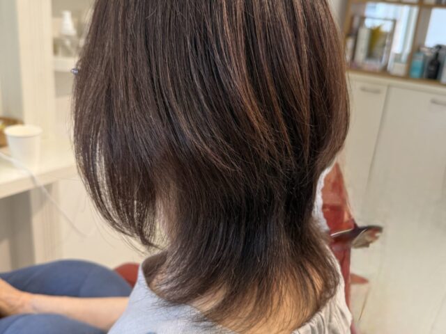 後頭部に丸みを残し襟足に動きをつけたレイヤースタイル