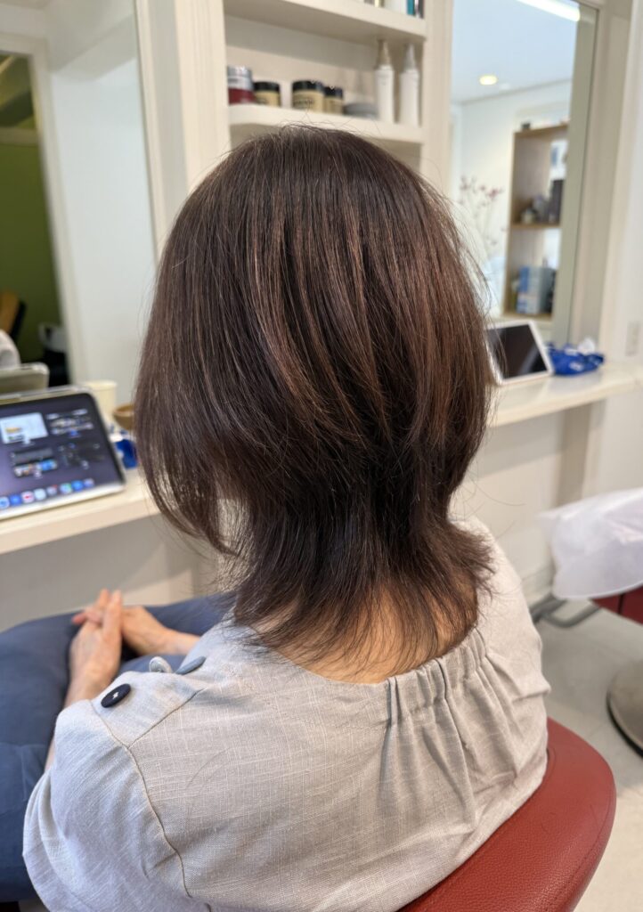 細く柔らかい髪をふんわり見せる大人のくびれレイヤー