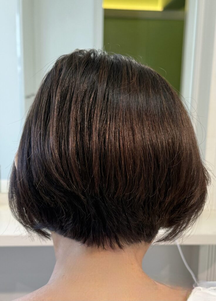 後頭部に丸みをつくり襟足を整えた大人ショートボブ