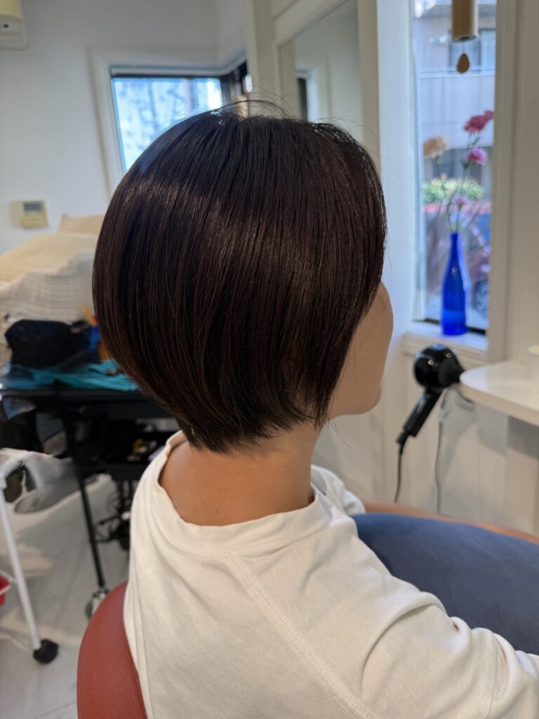 後頭部の丸みとツヤがきれいな大人のショートボブ