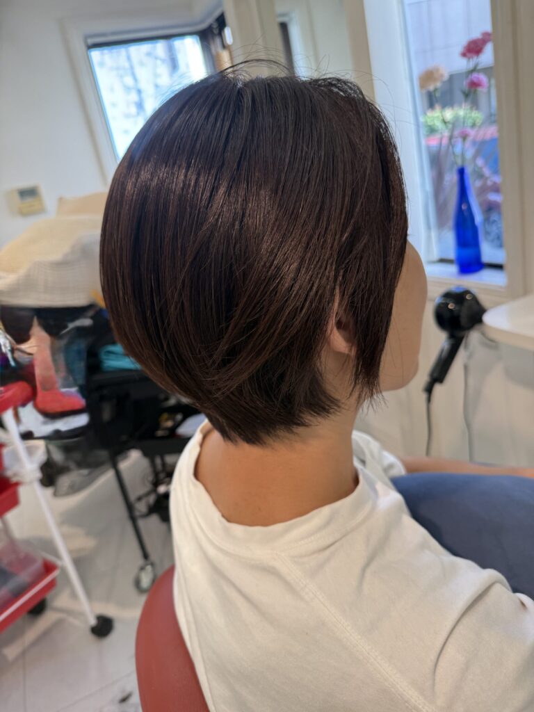 多毛でも柔らかく見えるショートボブのサイドスタイル
