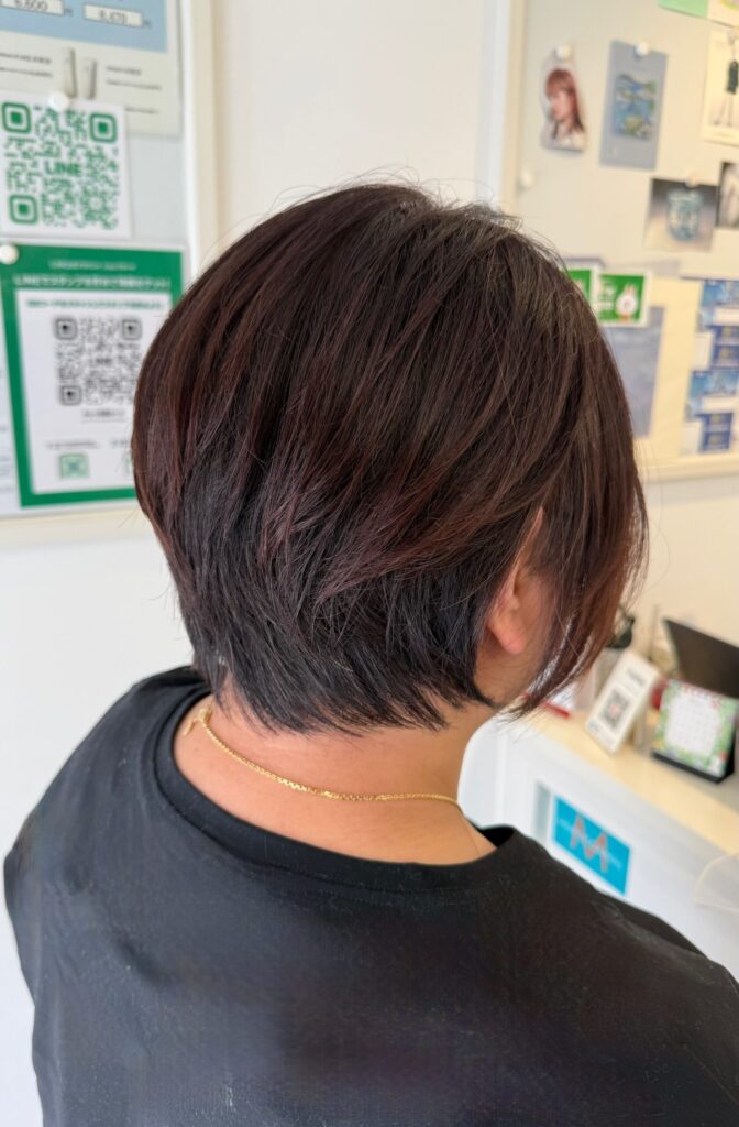 細く柔らかい髪のトップをふんわり仕上げたピンクブラウンの丸みショート
