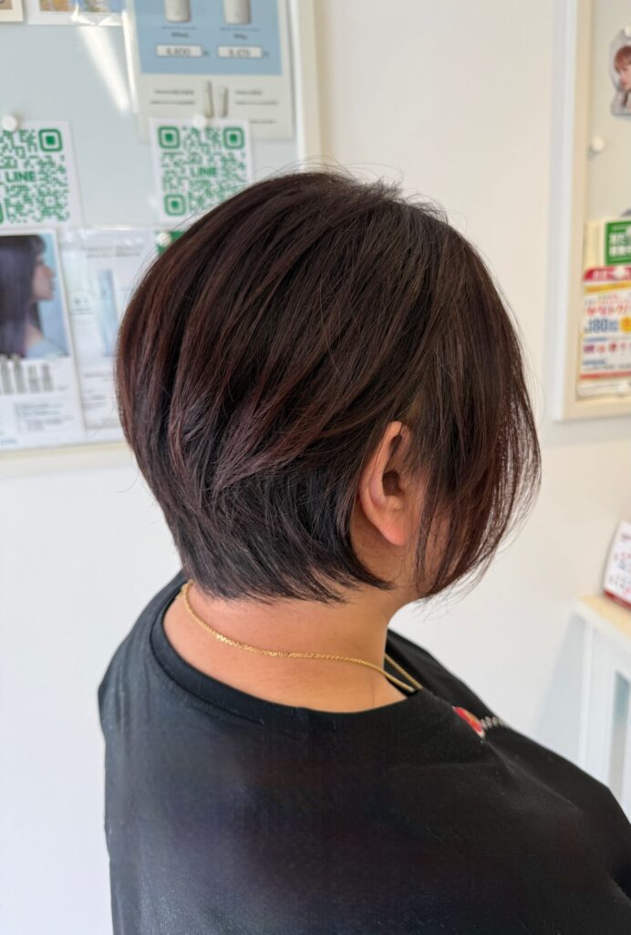 後頭部に自然なボリュームを出した軟毛向けショートヘア