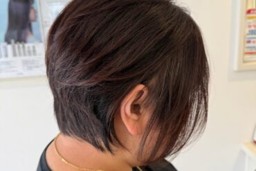 【白髪を自然になじませる】明るめカラーで楽しむ大人のミディアムレイヤー🥭