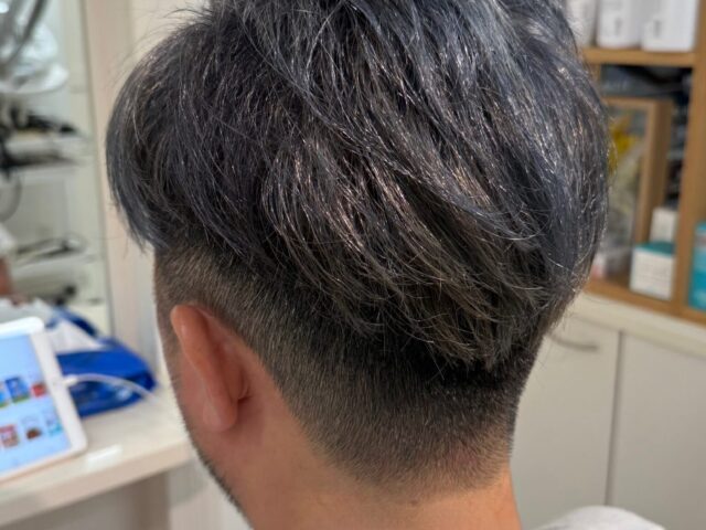 ブルーシルバーのブリーチカラーで仕上げた刈り上げメンズショート