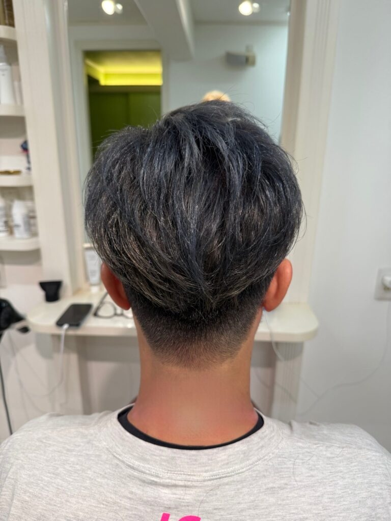 襟足をすっきり刈り上げたアイスシルバーのメンズヘア