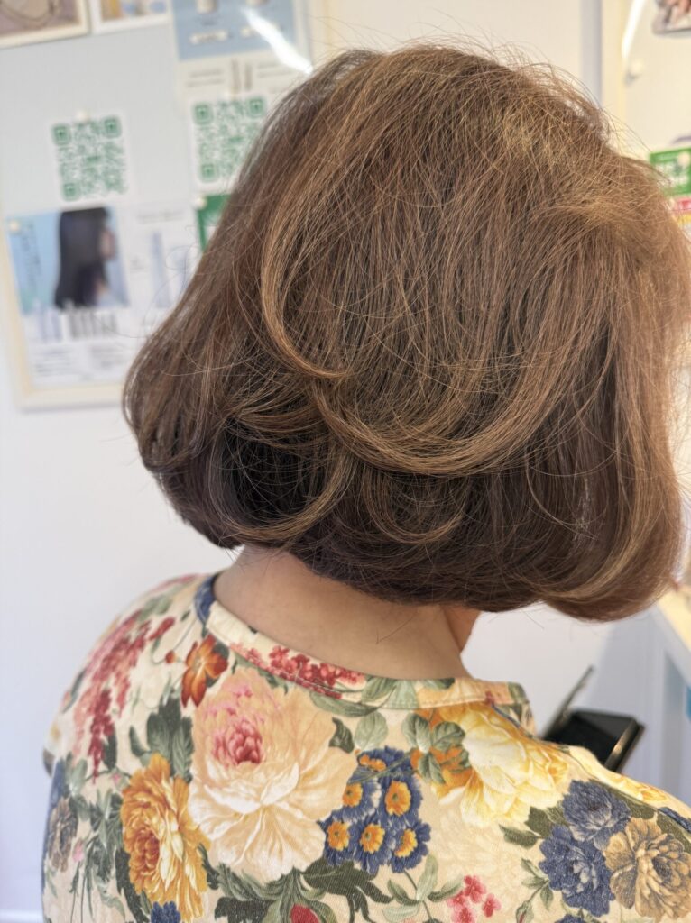 ワンレングスボブにパーマをかけてブローでふんわり仕上げた白髪染めスタイル