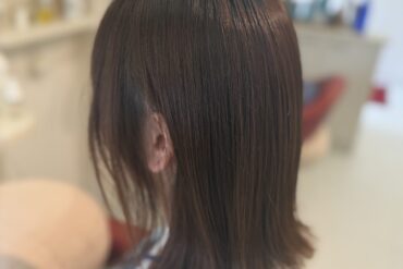 顔まわりレイヤーで印象チェンジ｜落ち着いたブラウンの軽やか外はねボブ🥮