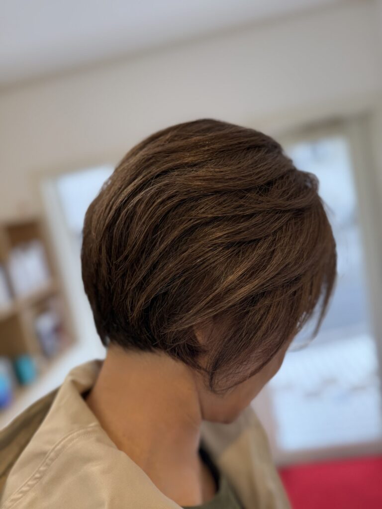 自然なくせを生かして後頭部をふんわり立体的に仕上げた60代・70代向けショートボブ