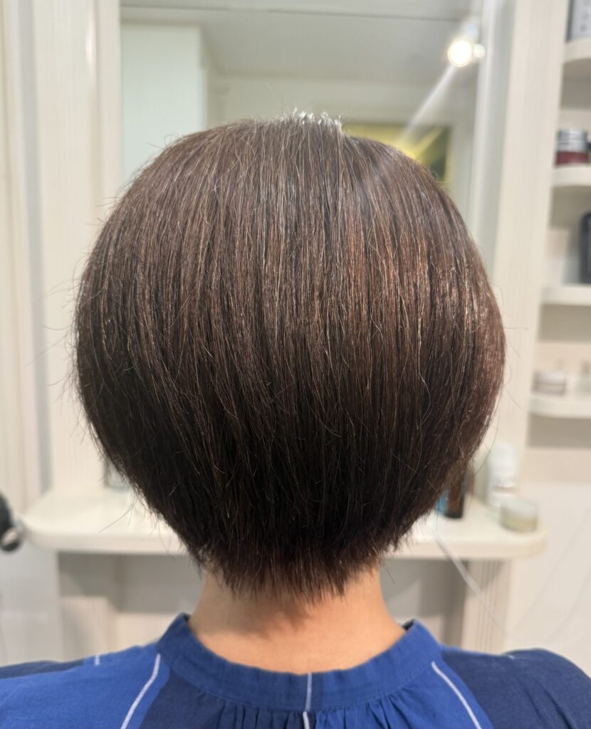 後頭部にきれいな丸みをつくり襟足をすっきり整えた多毛向けショートボブ