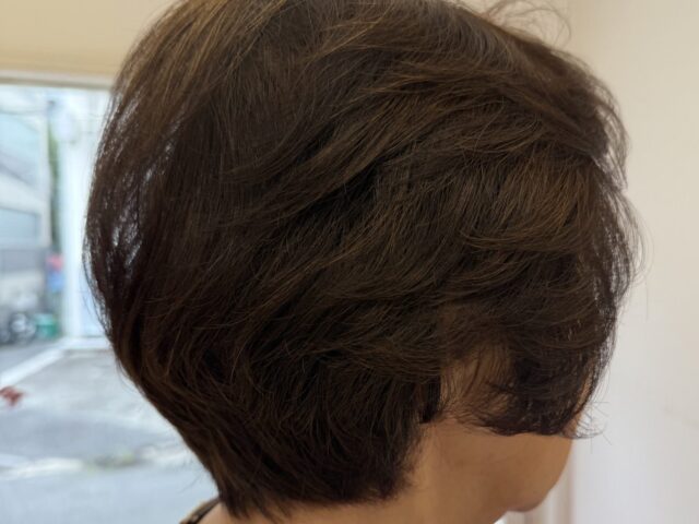 顔まわりに柔らかな毛流れをつけた70代・80代向けショートパーマ