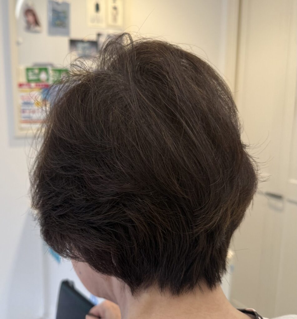 トップをふんわりさせ襟足をすっきり整えたシニア向けパーマスタイル