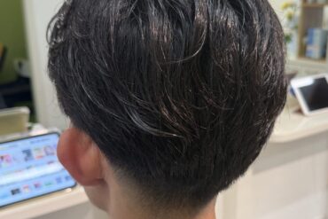 【多毛・くせ毛でもコンパクトに】広がりを抑えた丸みショートとアッシュベージュの白髪染め🍎
