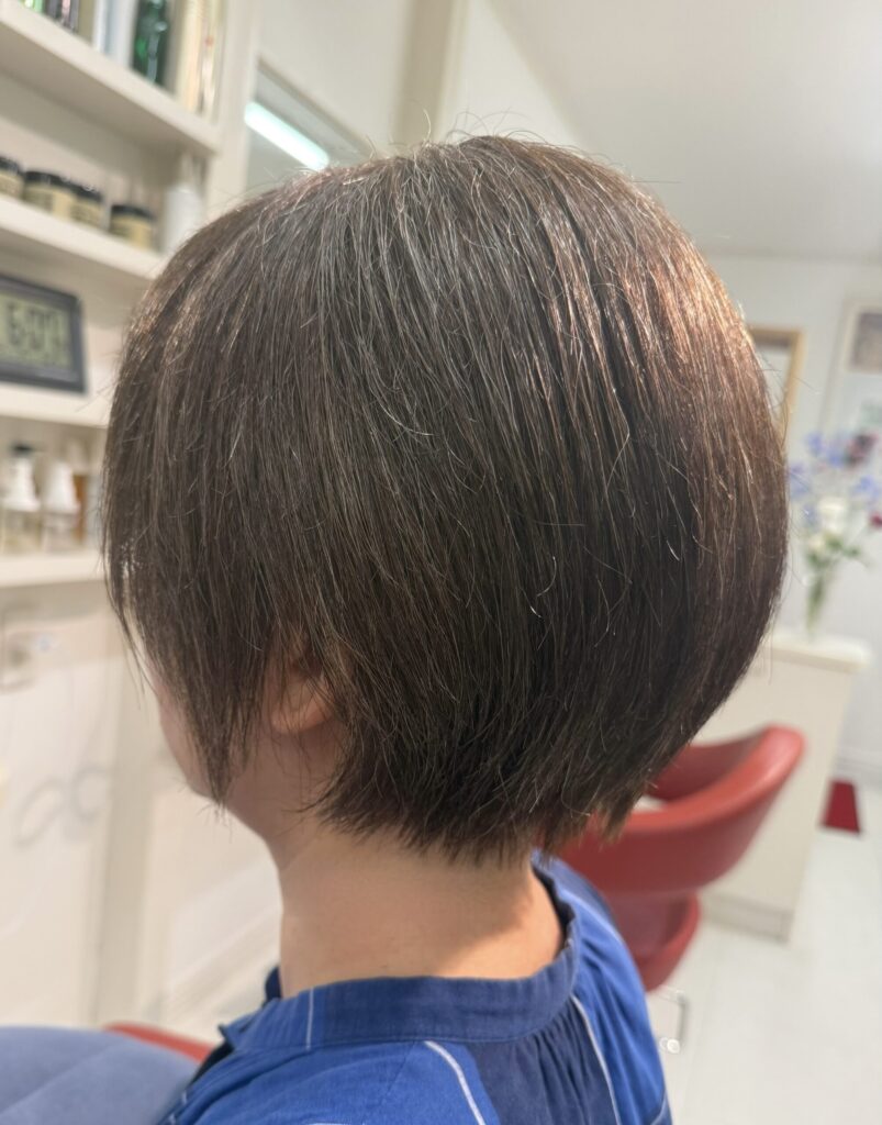 多毛で少しくせのある髪をコンパクトに仕上げたアッシュベージュの丸みショートボブ