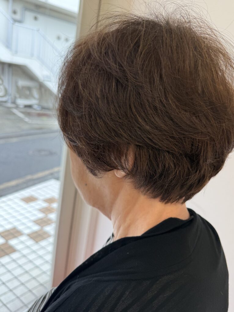 襟足をすっきり整え手ぐしでまとまりやすくしたショートパーマ