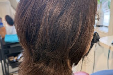 暗い白髪染めから透明感のあるアッシュグレーへ｜シークレットハイライト×丸みショートボブ🍨